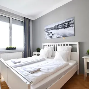 Standerd By Hi5 - Lovag Family Apartman Budapest